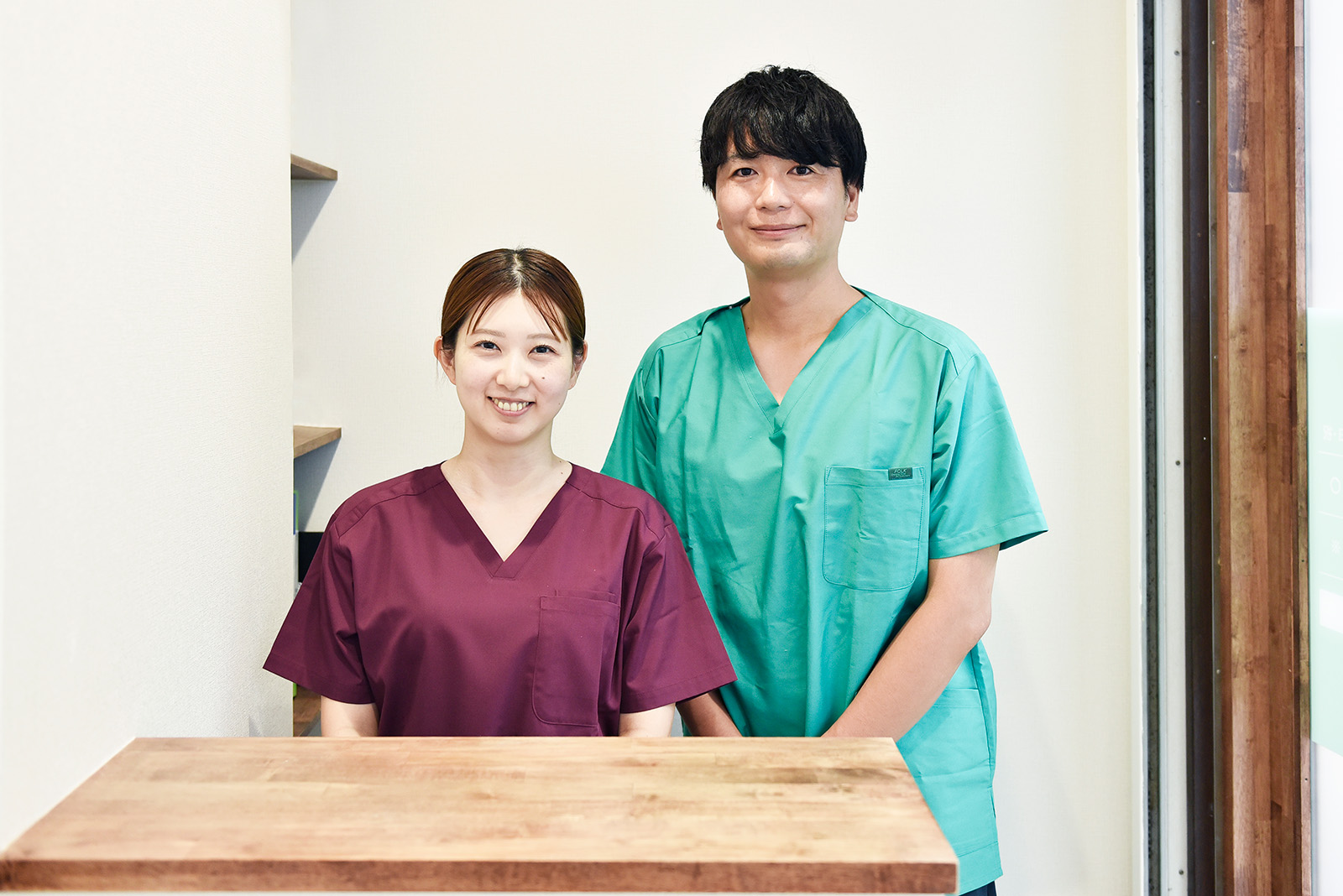 受付で笑顔で対応するスタッフの様子