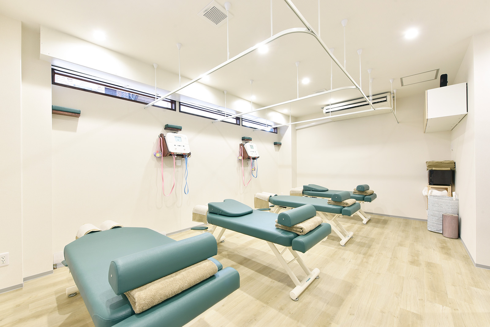 施術ベッドが並ぶ院内の様子