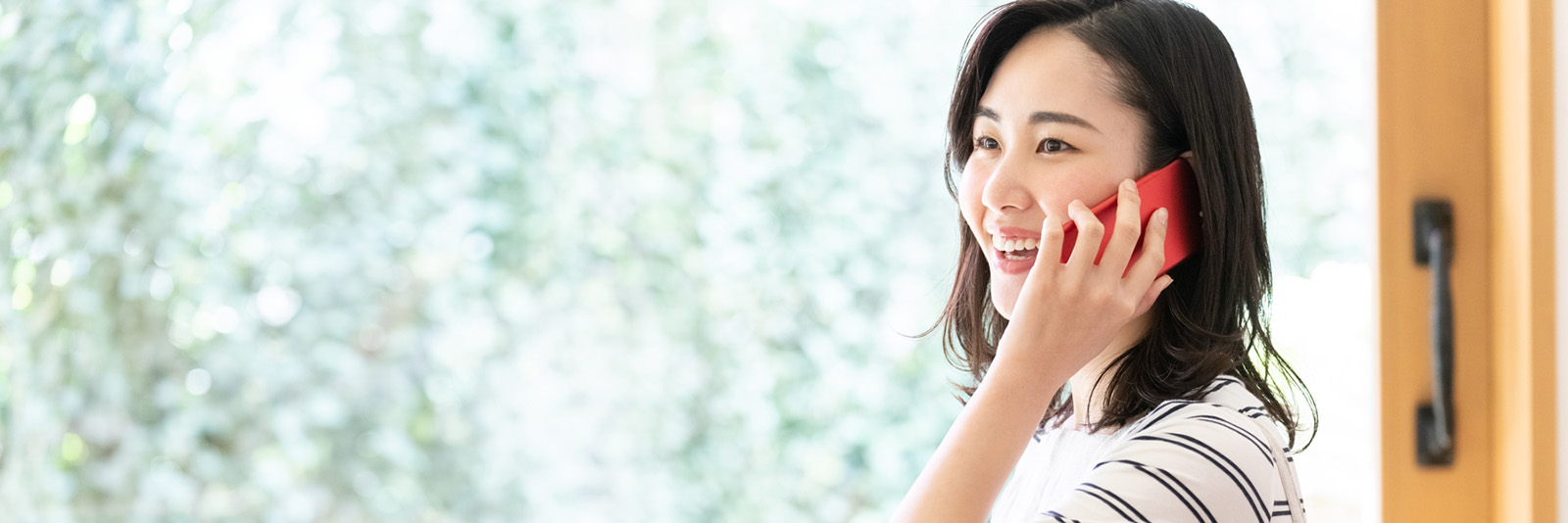 女性が電話で問い合わせしている様子