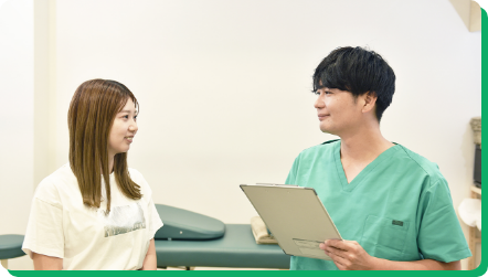 来院後に問診票を記入する様子