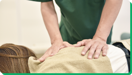 症状に合わせた施術を行う様子