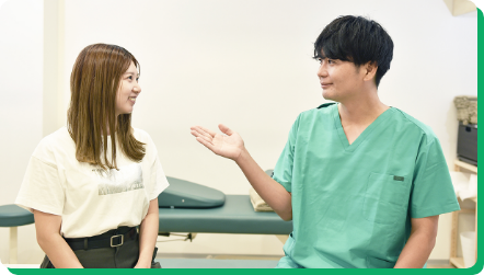 施術後に今後の説明やアドバイスを行う様子