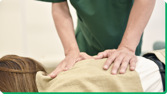 全身のもみほぐし施術を行う様子