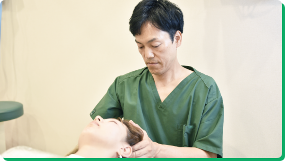 ドライヘッドスパで頭部の施術を行う様子