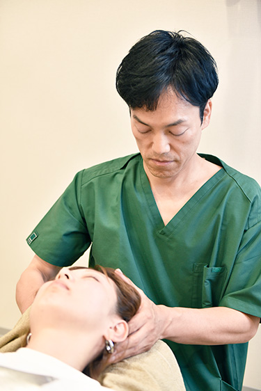 ドライヘッドスパで頭部の施術を受ける様子