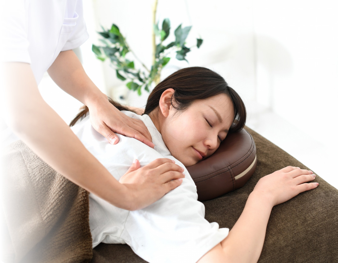 肩こり施術を行う様子（尼崎立花らく整骨院・鍼灸院）