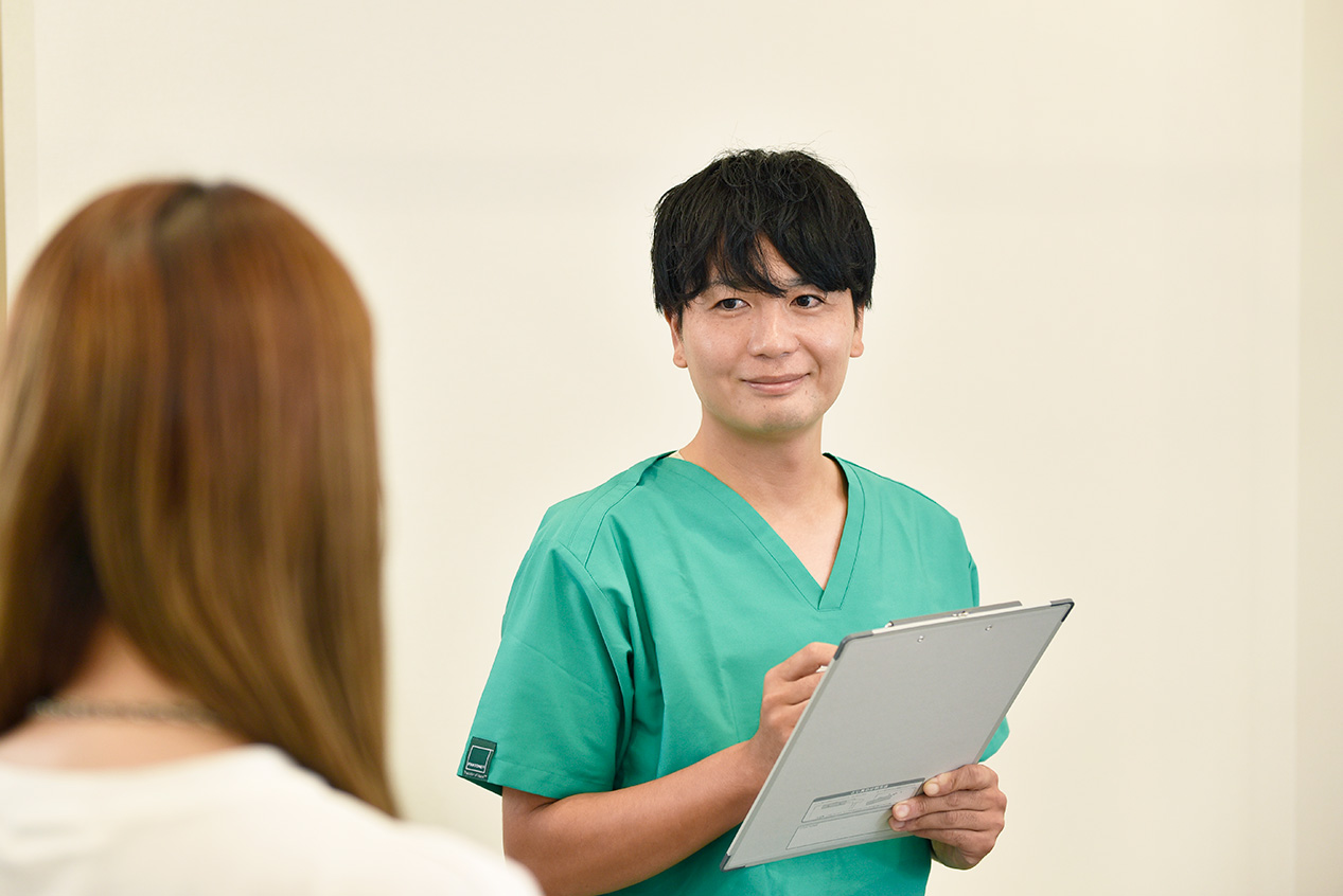 カウンセリングを行うスタッフと患者の様子