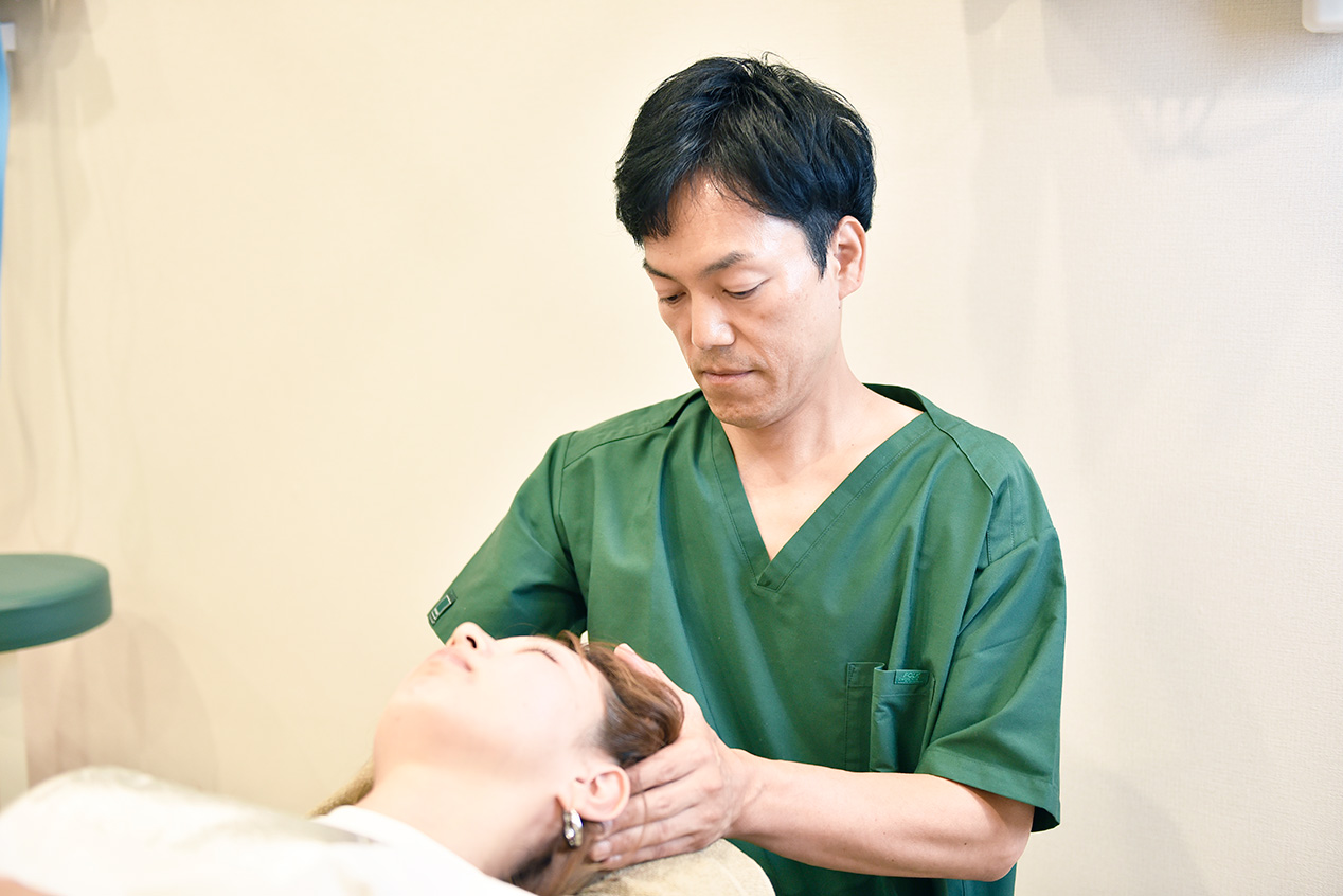 首の施術を受ける女性の様子