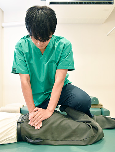 交通事故によるむち打ち症の施術を行う様子